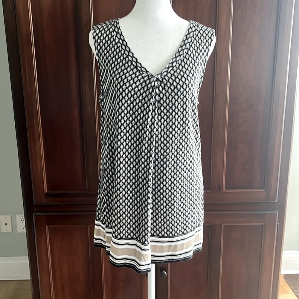 Croft & Barrow Sleeveless Stretch Top. Pleated V-Neck, Abstract Black, White Tan